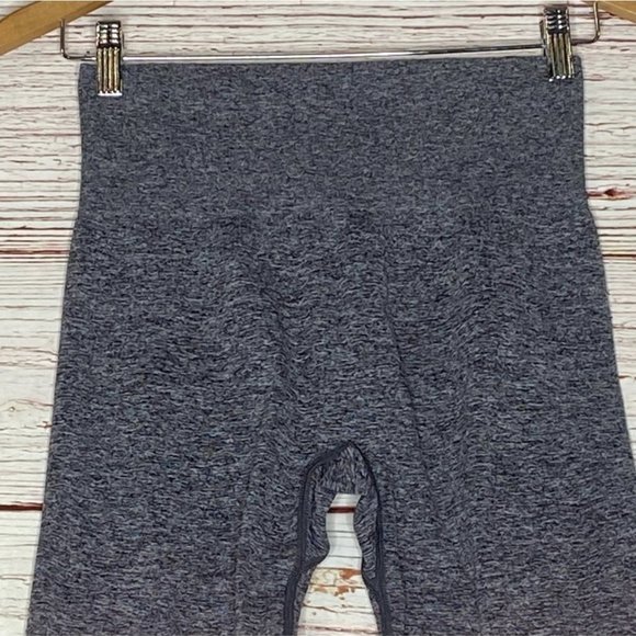 PINK Victoria's Secret Cool and Comfy Ombre Capri Leggings Grey/Mauve Medium - Picture 12 of 13